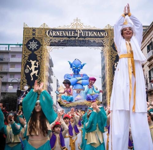 a group of people in front of a float in a parade at l'angolo di Gaudì, alcoba Blanca in Putignano