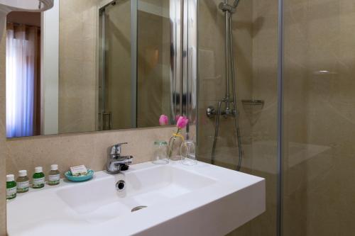 W łazience znajduje się umywalka i prysznic. w obiekcie Casa de la Catedral w Grenadzie