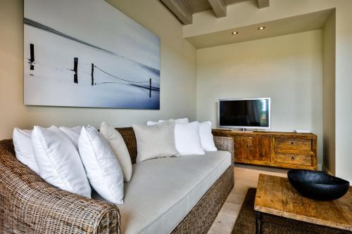 a living room with a couch and a flat screen tv at Kontorhaus Keitum in Keitum
