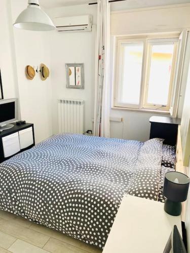 A bed or beds in a room at Cosy apartment with free parking