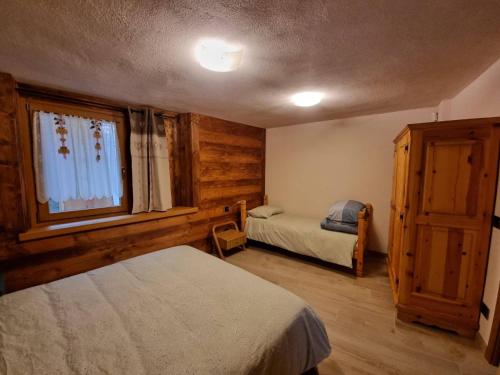 Appartamenti Lucianaz tesisinde bir odada yatak veya yataklar