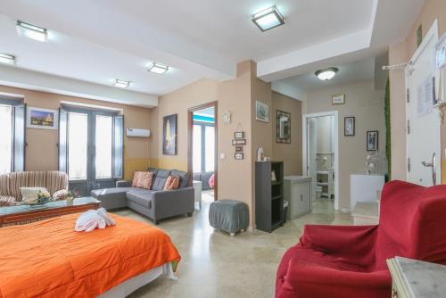 een grote kamer met een bed en een woonkamer bij Apartamento DUPLEX SAGASTA in Sevilla