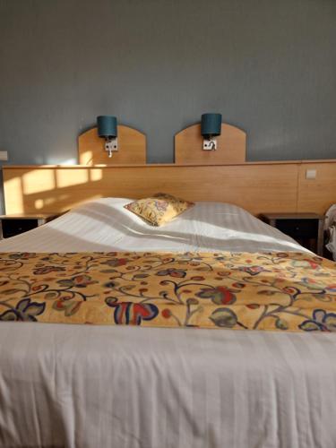 Een bed of bedden in een kamer bij Hotel Montana