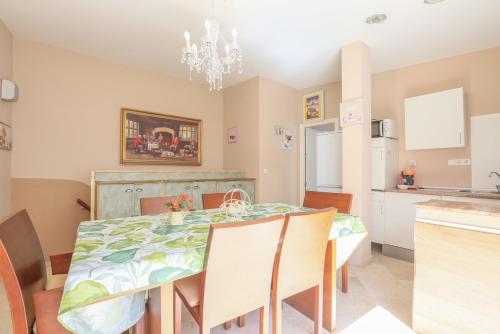 een keuken en eetkamer met een tafel en stoelen bij Apartamento DUPLEX SAGASTA in Sevilla