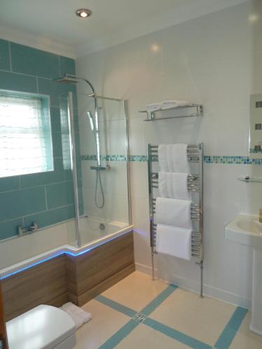 Ein Badezimmer in der Unterkunft Gwynfryn Guest House