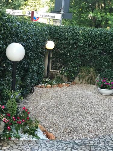 una siepe con due luci in un giardino fiorito di Casa a due passi dal mare a Cattolica