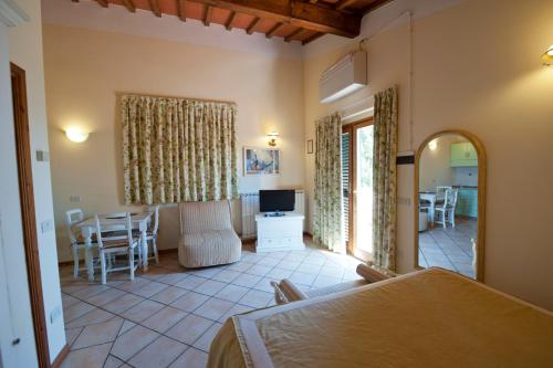 1 dormitorio con 1 cama y sala de estar con mesa en Agriturismo Vecchio Borgo Di Inalbi, en Impruneta