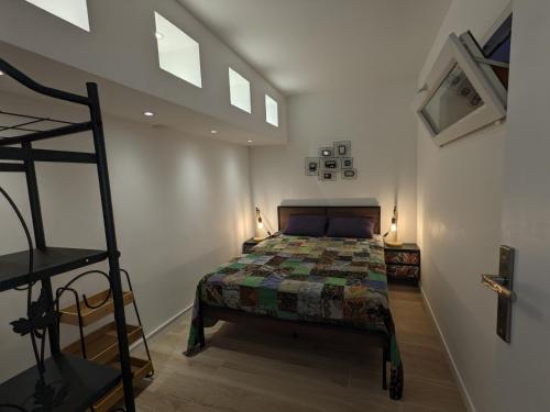 una camera con un letto in una stanza con una scala di EDEN GOLFE Plages à pieds Parking Privé a Vallauris