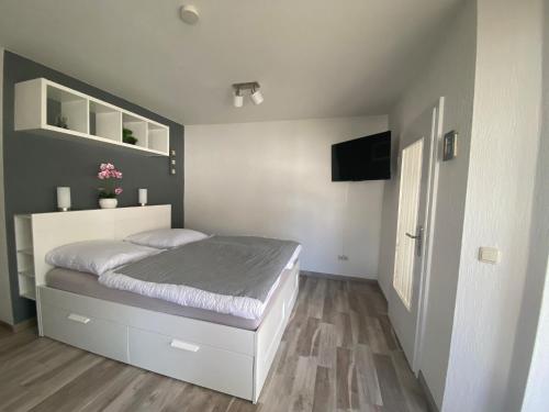 Schlafzimmer mit einem Bett und einem Flachbild-TV in der Unterkunft Ostseeoase Zinnowitz in Zinnowitz