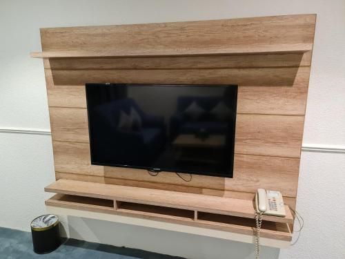 a flat screen tv on a wooden wall at فندق إطلالة الحديقة in Tabuk