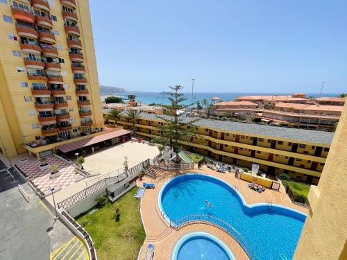 una vista aérea de una piscina en un hotel en Torres del Sol, en Playa de las Américas