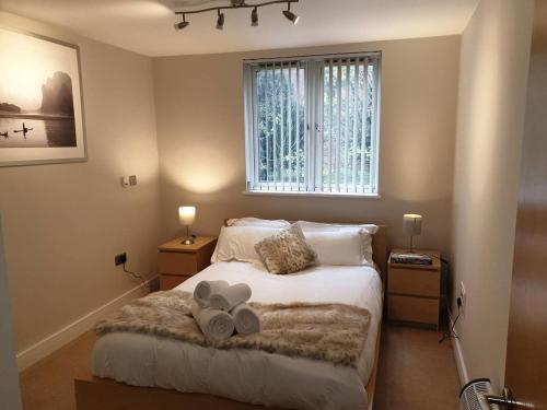 una camera con un letto con due cuscini sopra di Birmingham Ruby 2-bedroom Apartment City Centre a Birmingham