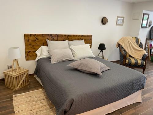um quarto com uma cama grande com almofadas em CASSIS PARADISE em Cassis
