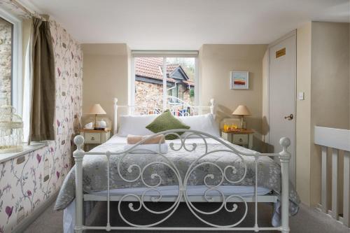 Un pat sau paturi într-o cameră la Puffin Cottage