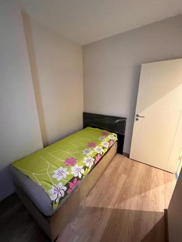 ein kleines Schlafzimmer mit einem Bett und einem Schrank in der Unterkunft BAHÇELİ MÜTHİŞ KONUMDA FERAH DAİRE in Istanbul