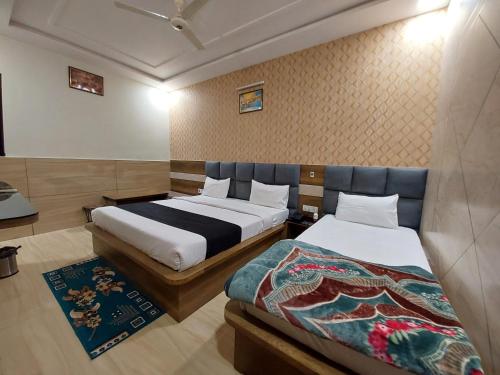 um quarto de hotel com duas camas num quarto em Taj Nice Point Manage by Taj Sunrise Group em Agra