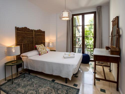 ein Schlafzimmer mit einem großen Bett und einem Klavier in der Unterkunft Mesones 54 in Granada