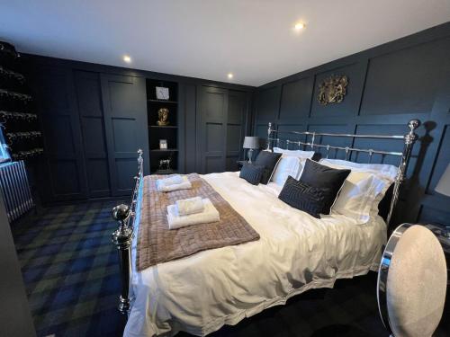 een slaapkamer met een groot bed en handdoeken bij Couples retreat Boutique style Barn conversion in Great Yarmouth