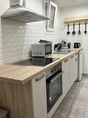 une cuisine avec un comptoir avec un micro-ondes dans l'établissement Maureillas - appartement 2 personnes - classé, à Maureillas