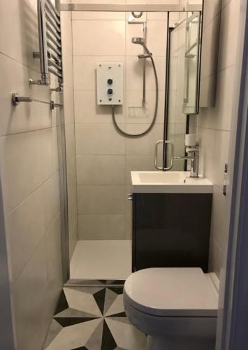 Large Double Room With Private Ensuite In Walthamstow London E17 large-double-room-with-private-ensuite-in-walthamstow-london-e17