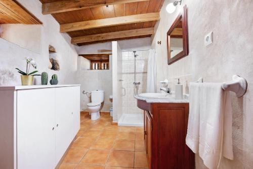 uma casa de banho com um lavatório e um WC em Casa Rural Andresito em Pájara