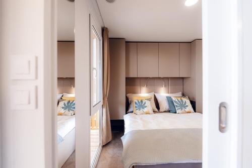Postel nebo postele na pokoji v ubytování Residence Drage №5