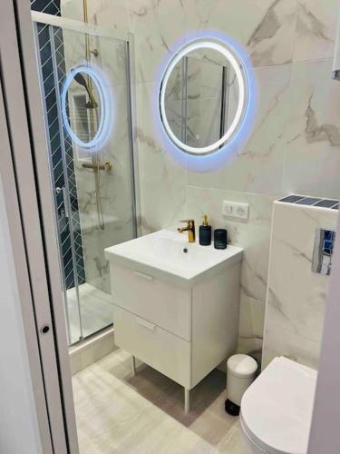 une salle de bain avec un lavabo, une douche et des toilettes dans l'établissement Saint-Gilles-Croix-de-Vie, Charmant 2 pièces 'O GITE', à Saint-Gilles-Croix-de-Vie