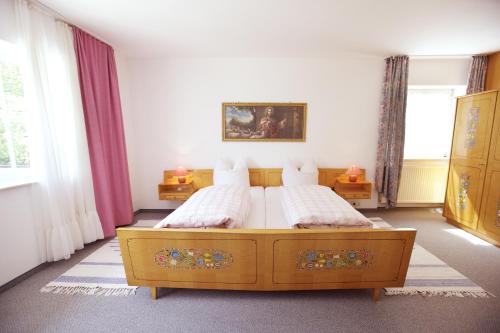 FeichtenにあるGästehaus Huber - traditional Sixties Hostelのベッドルーム1室(ベッド2台付)