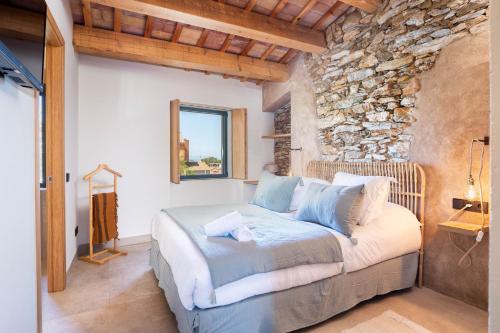 Katil atau katil-katil dalam bilik di Casa Alegria Costa Brava - BY EMERALD STAY
