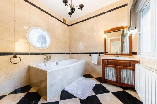 een badkamer met een groot bad en een wastafel bij Entire Large Villa next to Award-winning beach in Campoamor