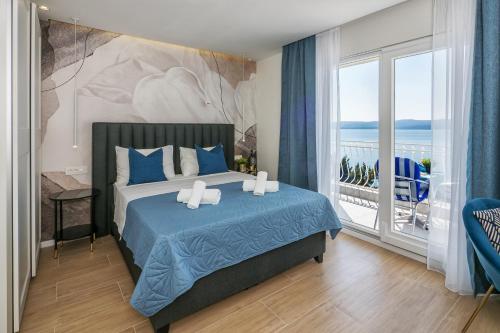 1 dormitorio con 1 cama y vistas al océano en Skalinada Sea View en Lokva Rogoznica