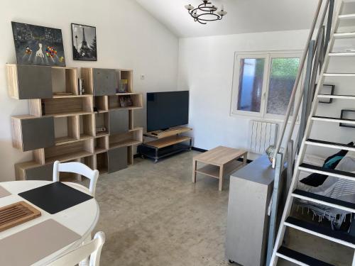une chambre avec un escalier et une chambre avec un bureau dans l'établissement Grand studio à louer avec terrasse, à Saint-Marcel-lès-Valence
