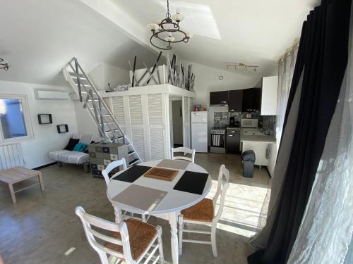 - une cuisine et une salle à manger avec une table et des chaises dans l'établissement Grand studio à louer avec terrasse, à Saint-Marcel-lès-Valence