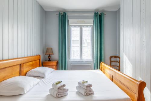une chambre avec un lit avec des serviettes dessus dans l'établissement Maison Flatelle - Welkeys, à Trouville-sur-Mer