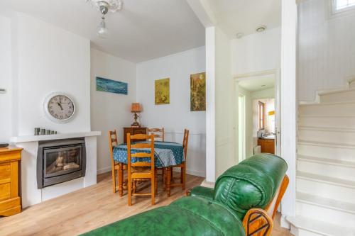 un salon avec un canapé et une table dans l'établissement Maison Flatelle - Welkeys, à Trouville-sur-Mer