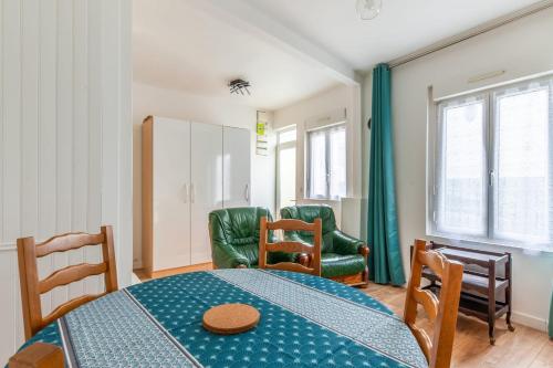 - une salle à manger avec une table et des chaises dans l'établissement Maison Flatelle - Welkeys, à Trouville-sur-Mer