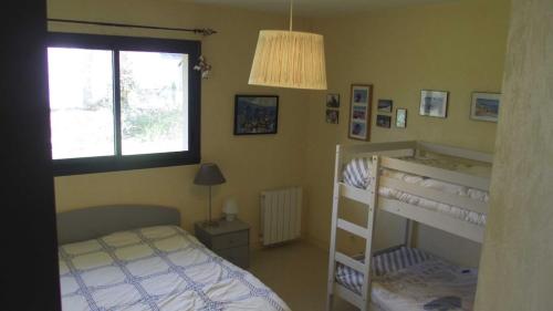 1 dormitorio con litera y ventana en maison de plain pied a 1 km de la mer , avec piscine securisée, en Fouesnant