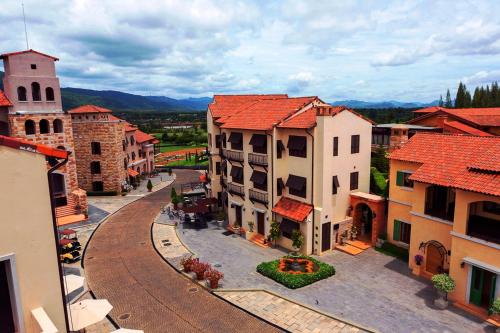an overhead view of a street in a town at Toscana Town Square Suites in Mu Si