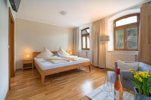 um quarto com uma cama e uma mesa com flores em Hotel- Weingut- Moselloreley em Piesport