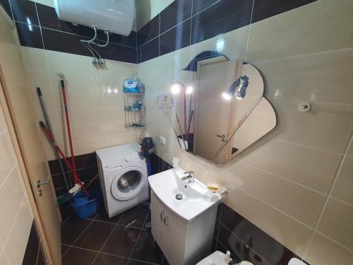 uma casa de banho com um lavatório, um WC e um espelho. em Anada apartament em Saranda