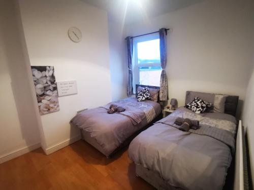 a bedroom with two beds and a window at City Place - Near Derby City Center in Derby