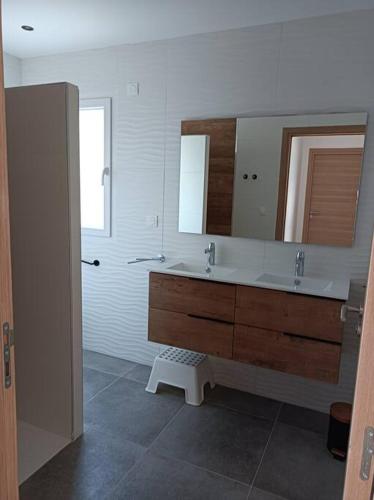 une salle de bain avec deux lavabos et un grand miroir dans l'établissement Villa Côté Ceüze Pelleautier, à Pelleautier