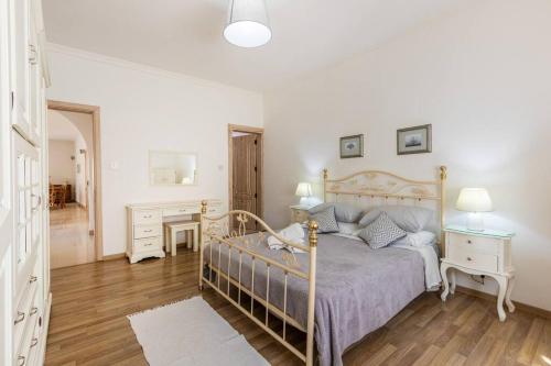 1 dormitorio con 1 cama, 2 mesitas de noche y escritorio en Spacious 3 Bedroom, 2 bathroom, Apt in Sliema, en Sliema