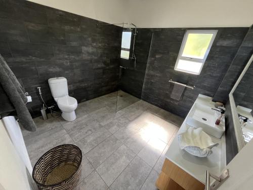 La salle de bains est pourvue de toilettes et d'un lavabo. dans l'établissement Casa Mia, à Ponta Malangane