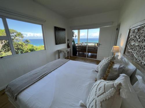- une chambre avec un grand lit et une grande fenêtre dans l'établissement Casa Mia, à Ponta Malangane