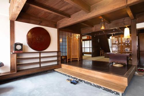 salon z dużą miską na ścianie w obiekcie Chikugo Yoshii Guest House IKUHA - Vacation STAY 00077v w mieście Ukiha