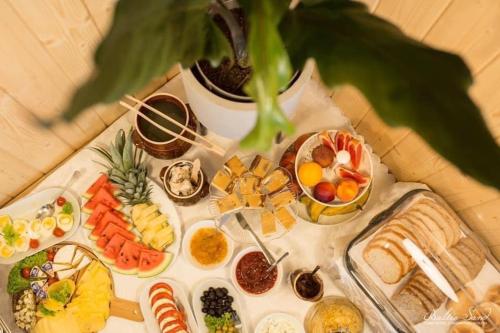 ein Tisch mit vielen verschiedenen Arten von Lebensmitteln in der Unterkunft Luksusowe Apartamenty Baltic-Sand in Słajszewo