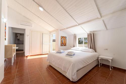 ein Schlafzimmer mit einem großen weißen Bett in einem Zimmer in der Unterkunft CASADELMAR Marbella 23 APARTAMENTOS VACACIONALES in Marbella