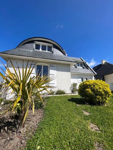 a house with a round window on top of it at 11 Port Lin in Le Croisic