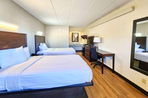 Habitación de hotel con 2 camas y escritorio en Travelodge by Wyndham Peoria en Peoria